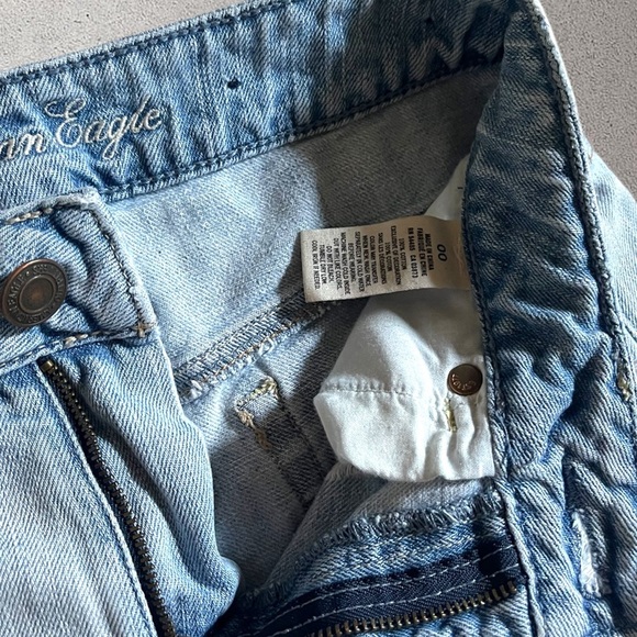 AMERICAN EAGLE OUTFITTERS LIGHT WASH DENIM DISTRESSED ULTRA SHORT SHORTS - Picture 2 of 3